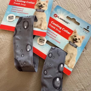 Grå kylande halsduk från Flamingo - Snygg grå kylande halsduk med vattenprickar från Flamingo. Perfekt accessoar för att hålla lilla hunden sval under varma dagar. Halsduken har ett coolt prickigt mönster och är tillverkad i syntetmaterial som känns svalt mot huden. Obs! En såld, så 50 kr för den som är kvar!