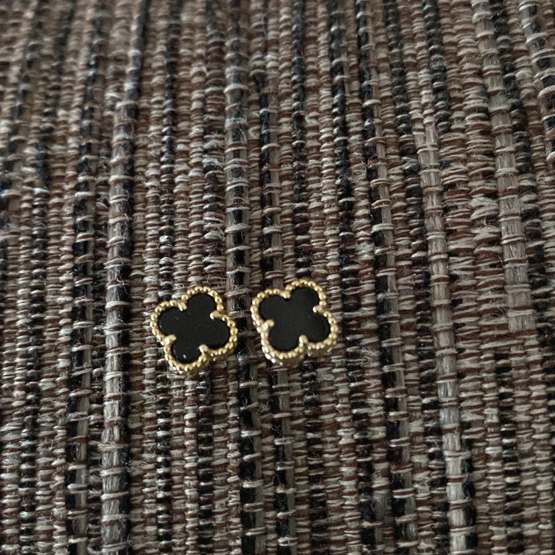 Svarta klöverformade örhängen i guld