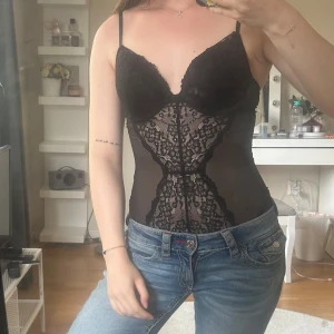 Spetsbody svart - Säljer min svarta spetsbody från H&M, endast använd en gång. Den är i storlek S, B-kupa och banden går att skjustera. Hör av dig vid frågor! 💕