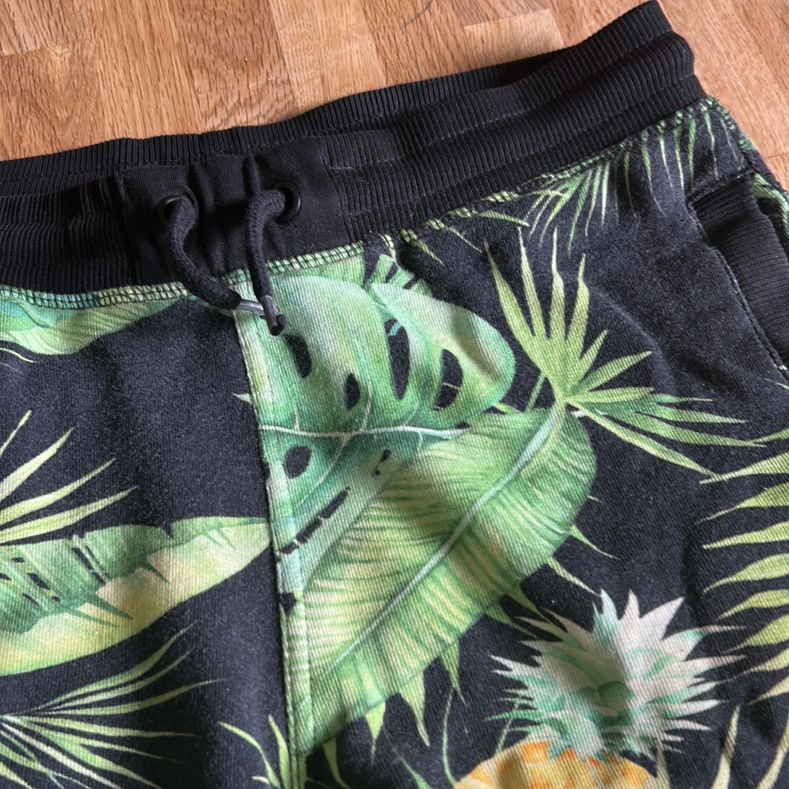 Svarta shorts med tropiskt mönster - 1