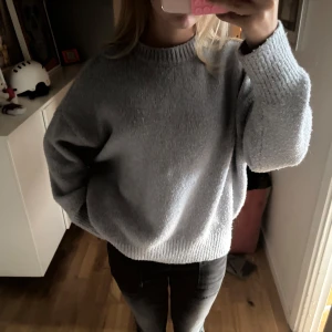 Zara tjocktröja  - Ljusblå tröja från Zara, lite nopprig därav priset 