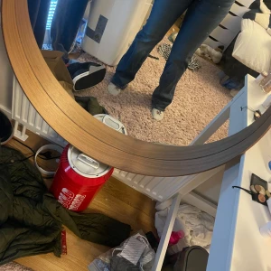 Levi's Superlow Bootcut jeans blå W30 - Säljer ett par klassiska Levi's Superlow Bootcut jeans i blå denim. De har låg midja, bootcut-ben och snygga kontrastsömmar. Ikonisk Levi's-lapp bak och röd etikett på bakfickan. Perfekta för dig som gillar en avslappnad och tidlös look.