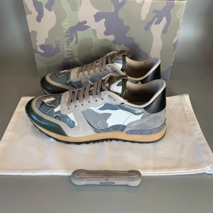 Valentino Rockrunner - Tja! Jag säljer dessa feta Rockrunners i okej skick, liten defekt fram på vänster tå. Dom är självklart äkta, allt og tillkommer, box, dustbag, kort. Använda flitigt. Skick 8/10. Tveka inte på att höra av dig angående fler bilder. 