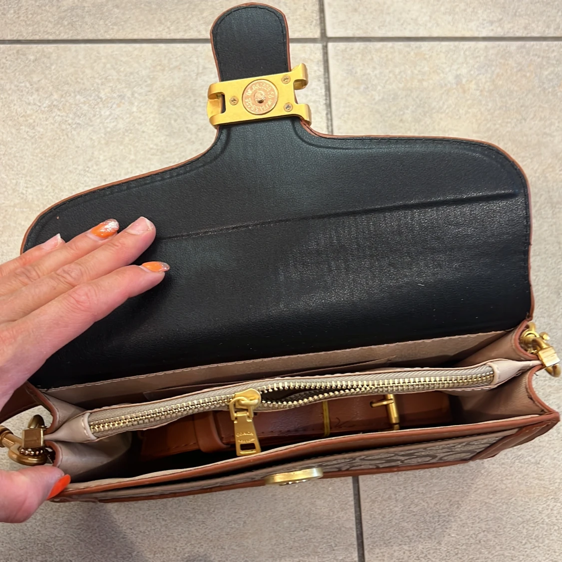 Svart  axelväska  - 4