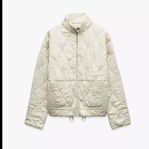 Beige quiltad jacka med dragkedja - Säljer min jacka från Zara. Använd några gånger men inte så många. Lite smutsig vid armarna men tvättar såklart innan jag skickar! Skriv för fler bilder💕💕