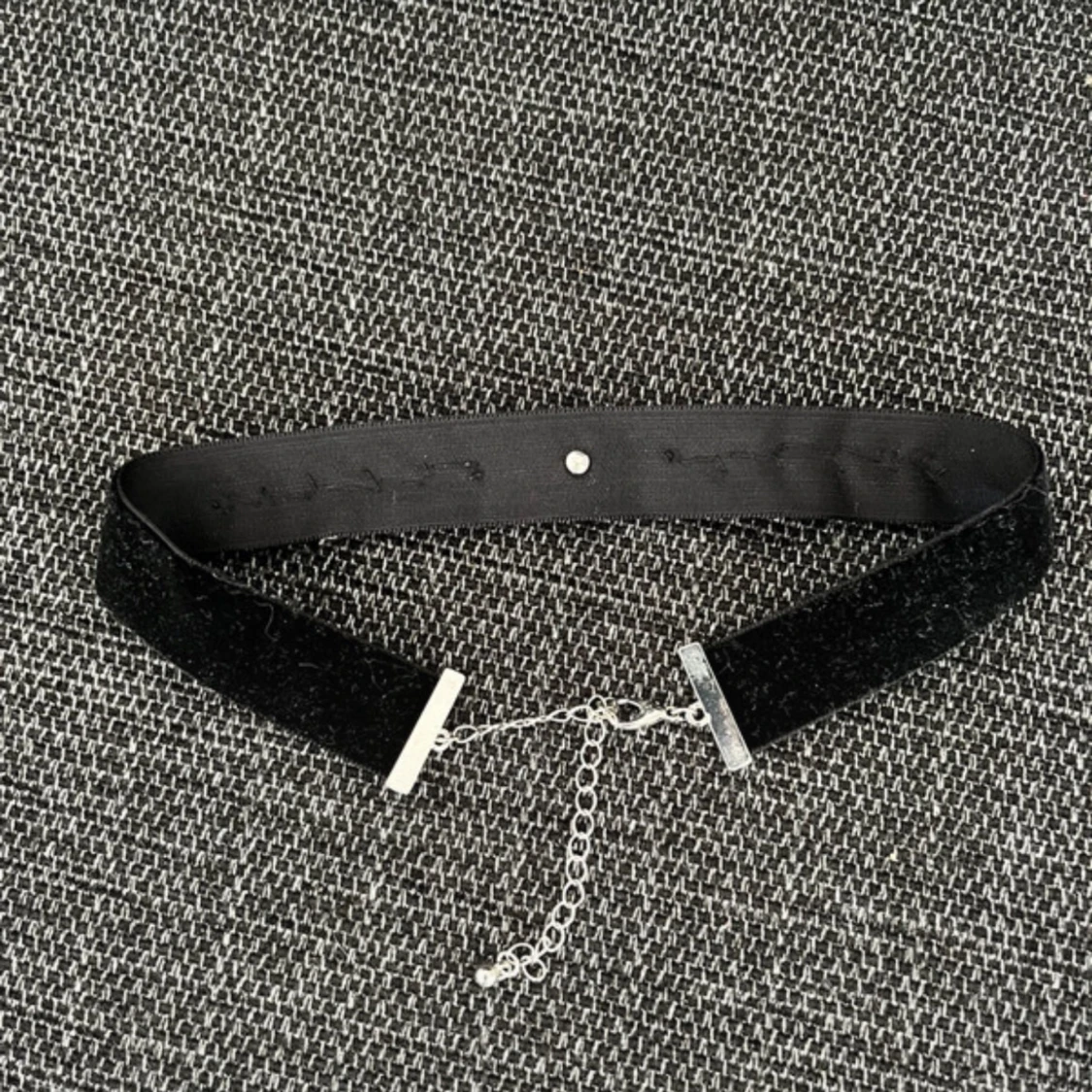 Svart sammetschoker med blommor - 2