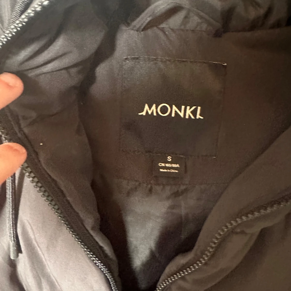 Svart pufferjacka från Monki med huva - 2