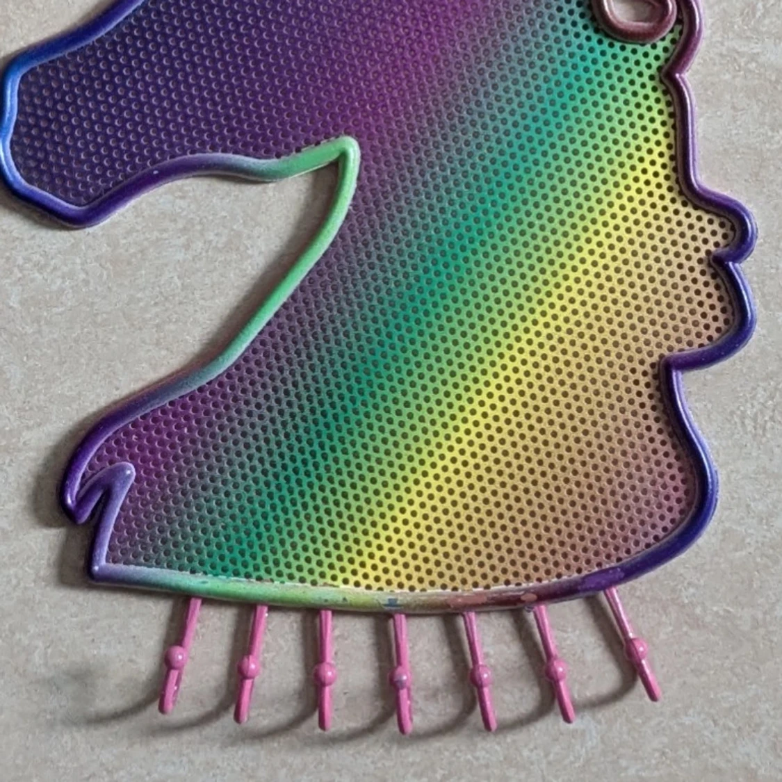 Regnbågsfärgad enhörning med flera krokar - 4