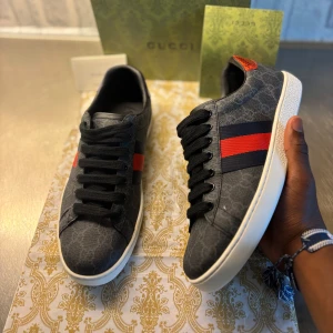Gucci Ace - Säljer ett par feta Gucci Ace skor i storlek 42. Skorna är i fint skick, och allt som syns på bilderna ingår. Jag har bara använt skorna vid speciella tillfällen och dessutom är dom nytvättade, därför ser dem ut som nya. Vid frågor eller funderingar är det bara att skicka ett DM. 