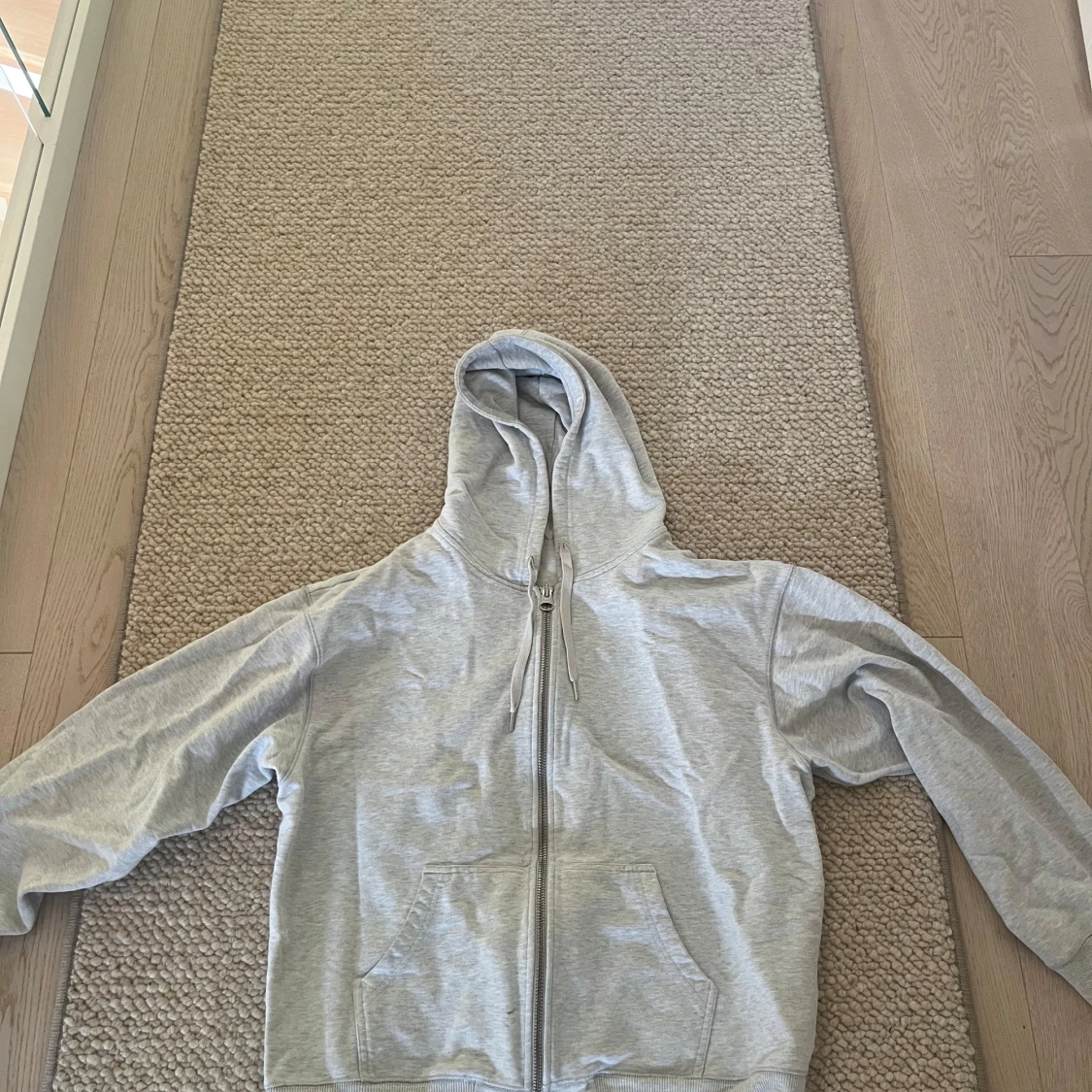 Ljusgrå hoodie med dragkedja - 1