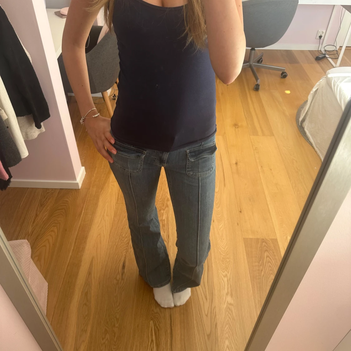 Blå bootcut jeans med fickdetaljer från Nelly 