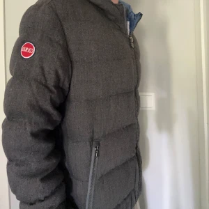 Grå Colmar Jacka - Säljer denna Colmar jacka i storlek S | Mycket bra skick | Hör av dig vid intresse eller andra funderingar 