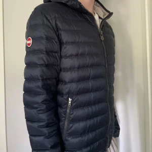 Blå Colmar Jacka - Säljer denna Colmar jacka i storlek M | Mycket bra skick | Hör av dig vid intresse eller andra funderingar 