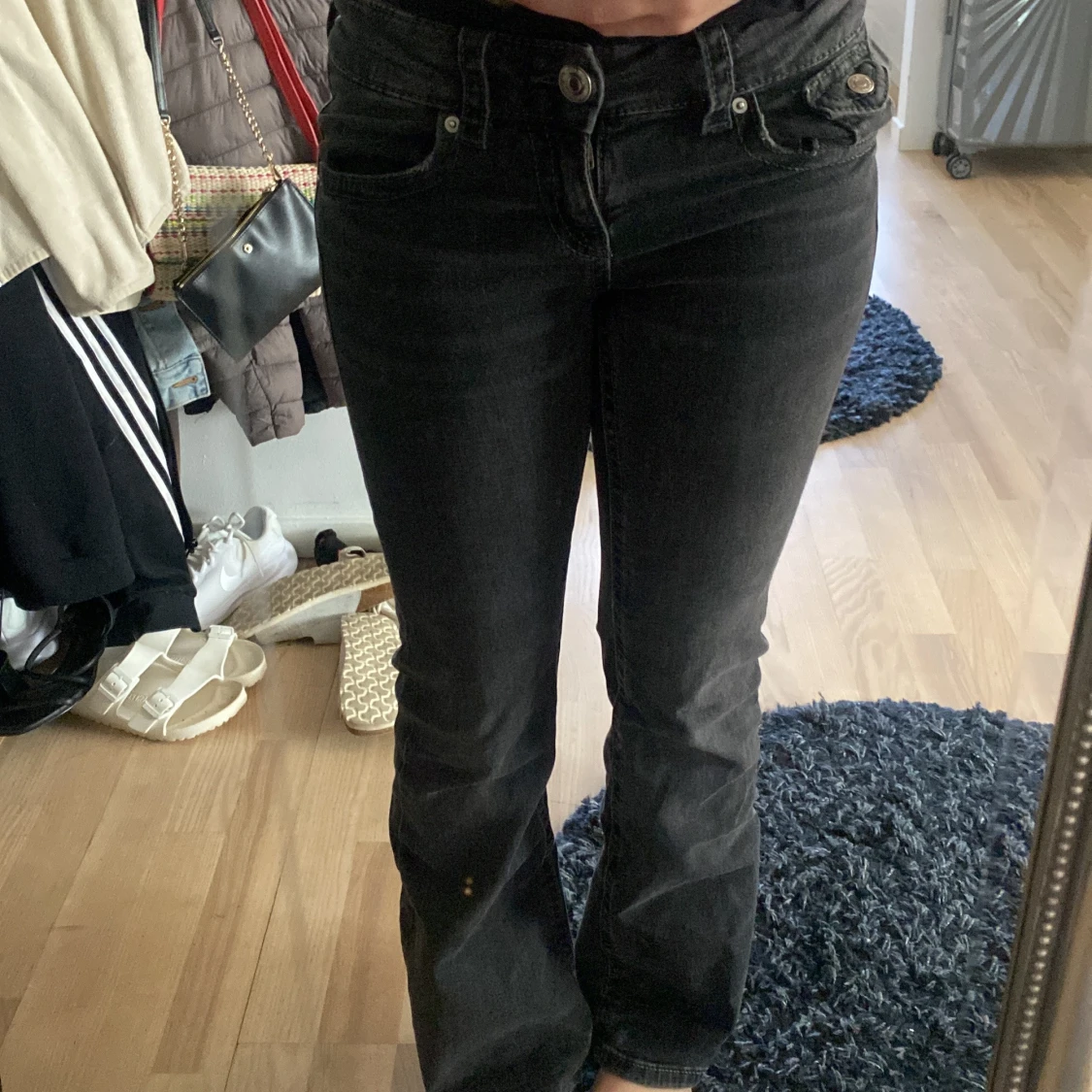 Svarta bootcut jeans med fickdetaljer - 2