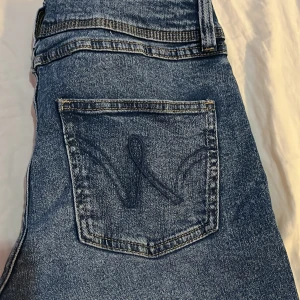 blå bootcut jeans - säljer dessa jeans från Gina Young i storlek 170