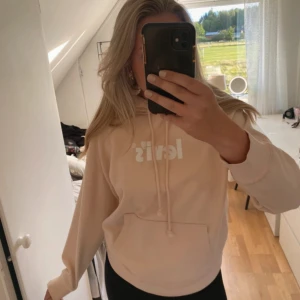 Levi’s hoodie - Jättefin beige/ljusrosa hoodie från Levi's i storlek M. Bara använts några få gånger!