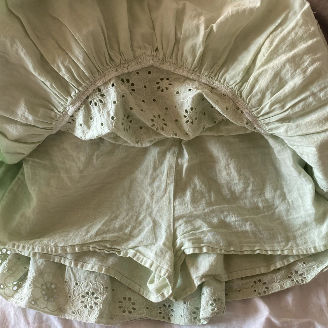 Ljusgrön broderad kjol från Zara - 2