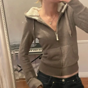 Kofta med lurvig luva  - Superfin och trendig ljusbrun kofta som är lurvig i luvan och på insidan💞 har en liten fläck på sidan men det är inget man tänker på och den går säkert bort med fläckborttagning 😊 hör av er för bild på den☺️