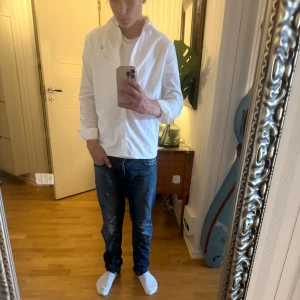 Vit skjorta från Gant  - Tja jag säljer denna klassiska vita skjortan från Gant med broderad logga på bröstet. Den är nästan aldrig använd och i princip helt ny. Skjortan är storlek XS och är perfekt för dig som är runt 165-173. Skjortan har lång ärm, knappar hela vägen och en snygg krage. Tillverkad i mjuk bomull som känns skön mot huden. Perfekt för dig som gillar stilrena och tidlösa plagg.