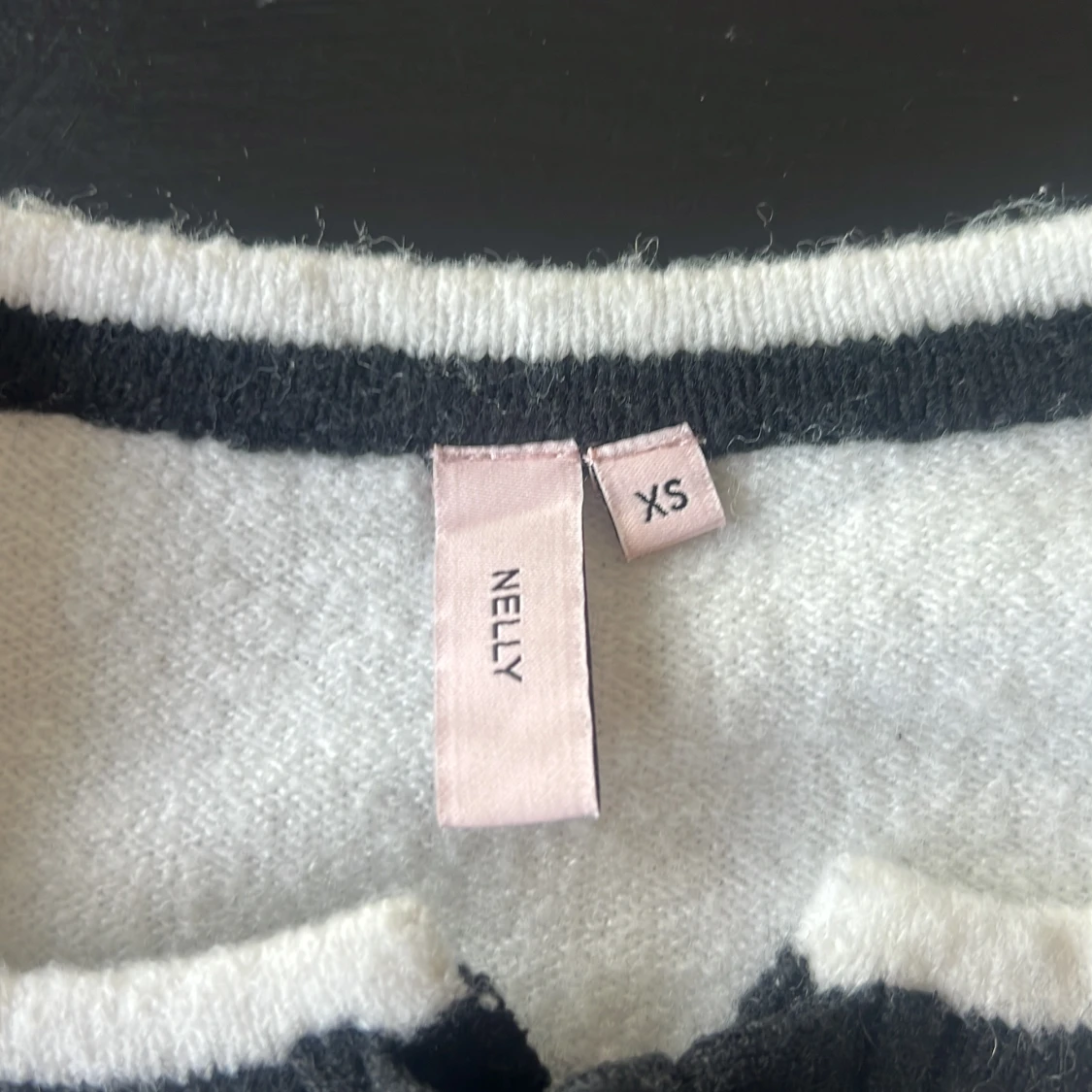 Vit kofta med svarta detaljer från Nelly - 2