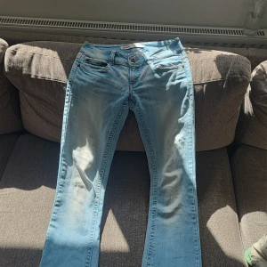 Ljusblå bootcut jeans från Only - Dom här jeans är en DRÖM😻😻 men dom är för stora för mig därför säljer jag dom. Dom är butcut och lowrise. SNÄLLA KÖP JAG BEHÖVER TILL NÄR JAG SKA TILL ULARED OM 2 VEKOR !!!😘
