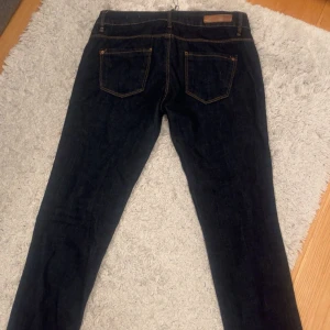Mörkblå Zara jeans  - säljer dessa mörkblå lågmidjade jeans köpt på sellpy. använda en gång, storlek 38 men skulle mer klassa det som 34/36 alltså små i modellen. dom är ganska tighta på mig om vanligtvis har 36/38. 