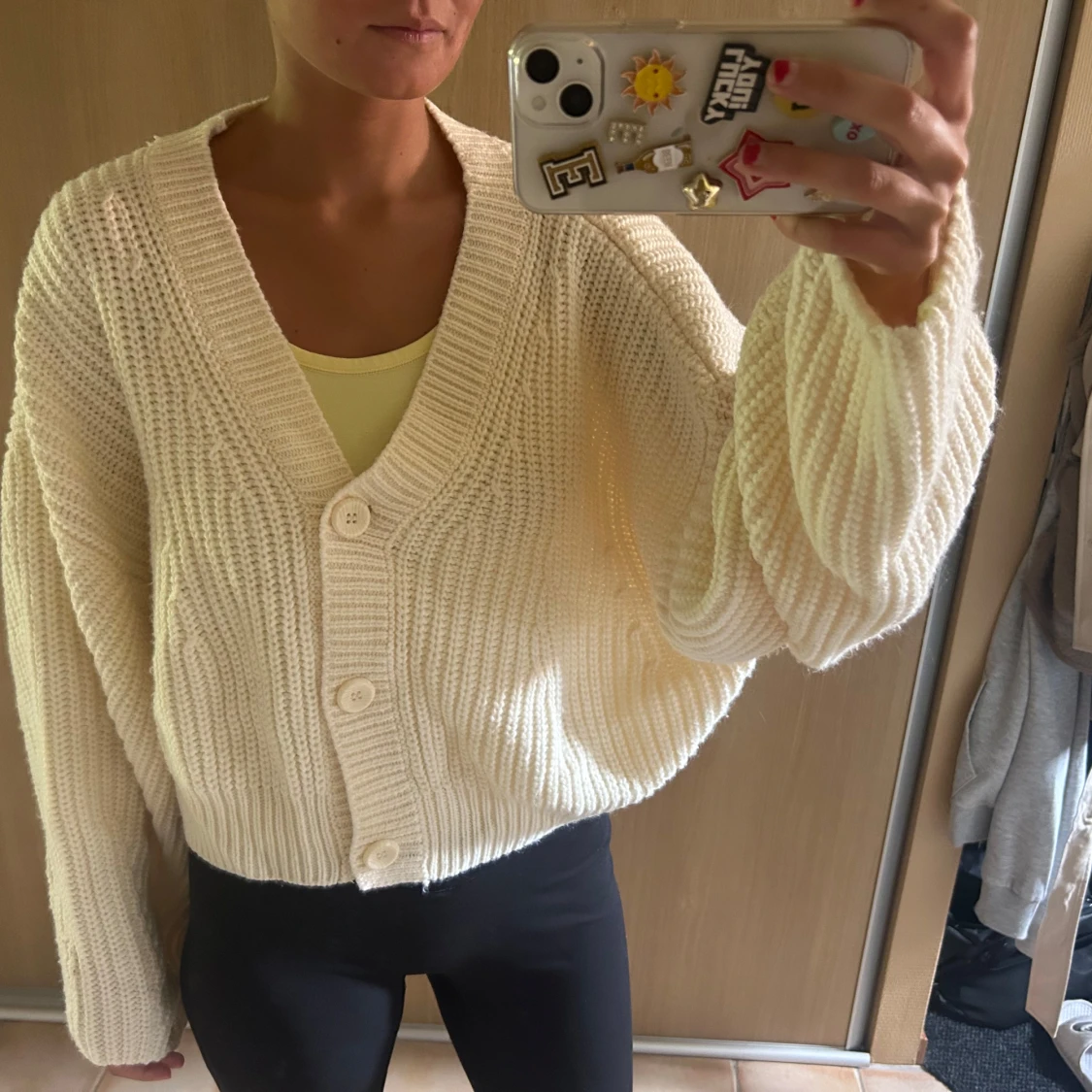 Beige stickad kofta från Weekday