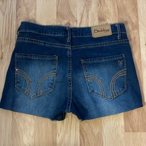 Mörkblå lågmidjade jeansshorts från Diabless XS - Snygga mörkblå jeansshorts från Diabless med låg midja.🙌🏻 De var först ett par jeans jag klippte till shorts. De är aldrig använda och köpta för 499kr❤️De är storlek xs, skriv till mig för måtten💕Pris lappen finns kvar som ni ser på den näst sista bilden❤️