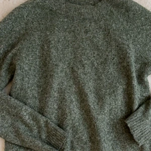 Stickad tröja - Grön stickad tröja från Vero Moda. Stolek S men passar även xs. Inga defekter, säljer för 160 köpt för 299!🤗