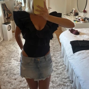 Svart body med volanger - Säljer denna ur snygga och eftertraktade bodyn med volanger från zara strl s 😋pris går absolut att diskutera! Perfekt till sommarn och alla evenemang !!