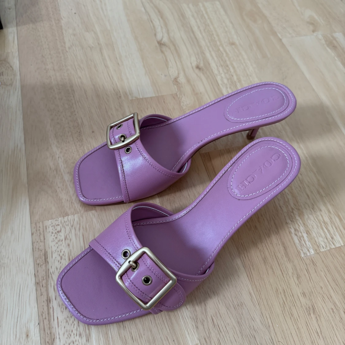 Rosa sandaler med klack från Coach - 3