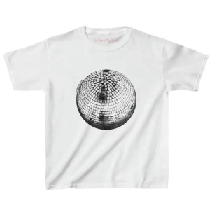 Vit t-shirt med discokula print - Vit t-shirt med ett stort svartvitt tryck av en discokula på bröstet. Klassisk passform med rund hals och korta ärmar. Perfekt för dig som gillar coola och unika prints. Materialet känns mjukt och skönt mot huden.
