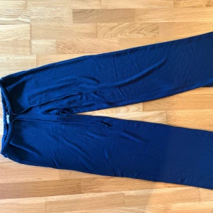 Lågmidjade mjukisbyxor  - Fina lågmidjade mjukisbyxor från Nelly i färgen Navy 