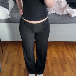 Svarta kostymbyxor med låg midja - Snygga kostymbyxor från Madlady. Orginalpris 649kr💕💕