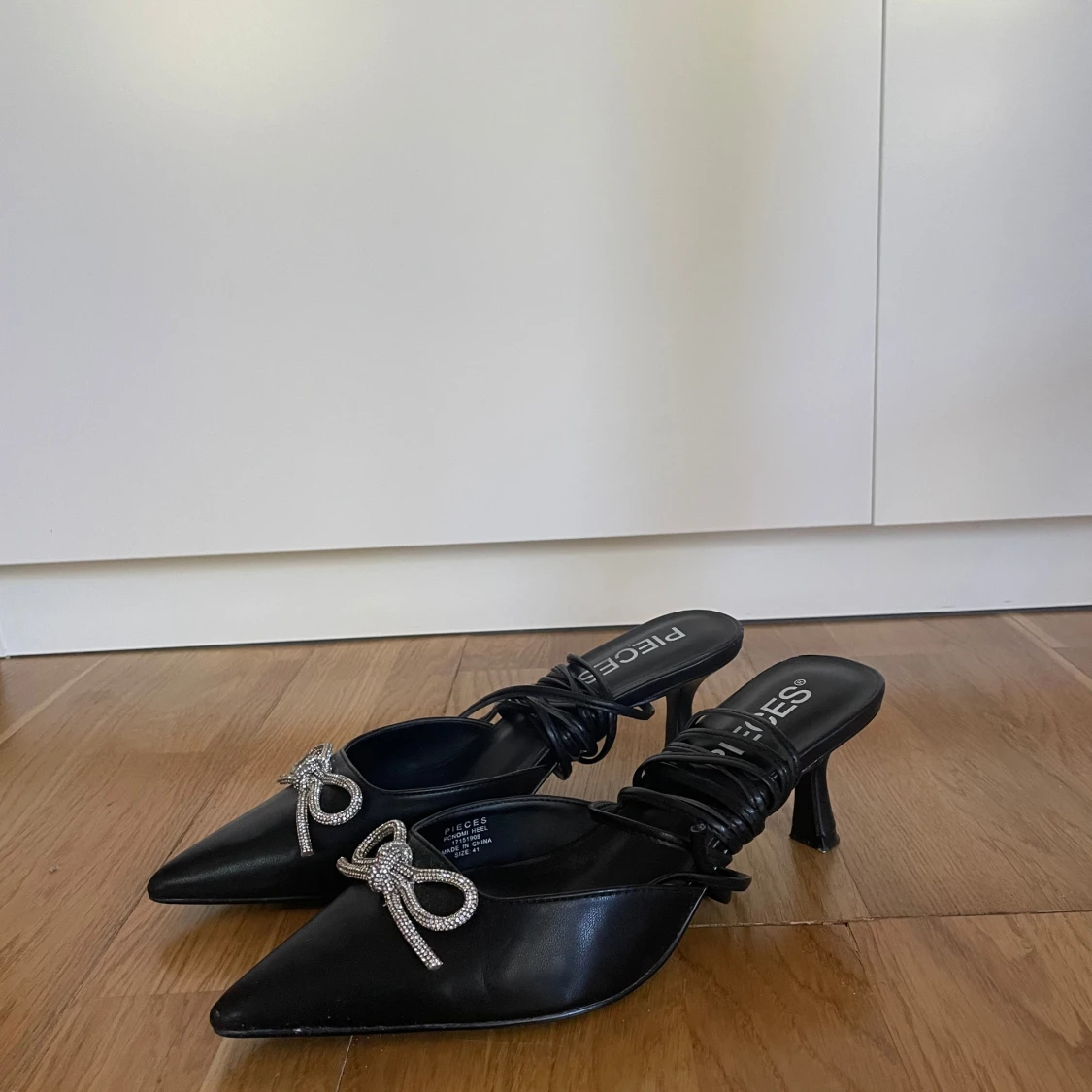 Svarta pumps med strassrosett från Pieces