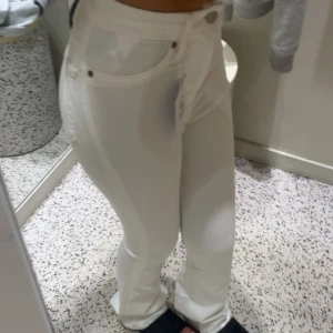 Vita jeans med hög midja - säljer dessa vita utsvängda jeans från bikbok. jättefint att ha tex en croppad tröja eller hoodie till. 