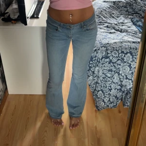 Lågmidjade jeans  - Mjau snygga lågmidjade bootcut jeans, uppsprättade längst ner. Midjemått: 38 cm innerben: 81 cm