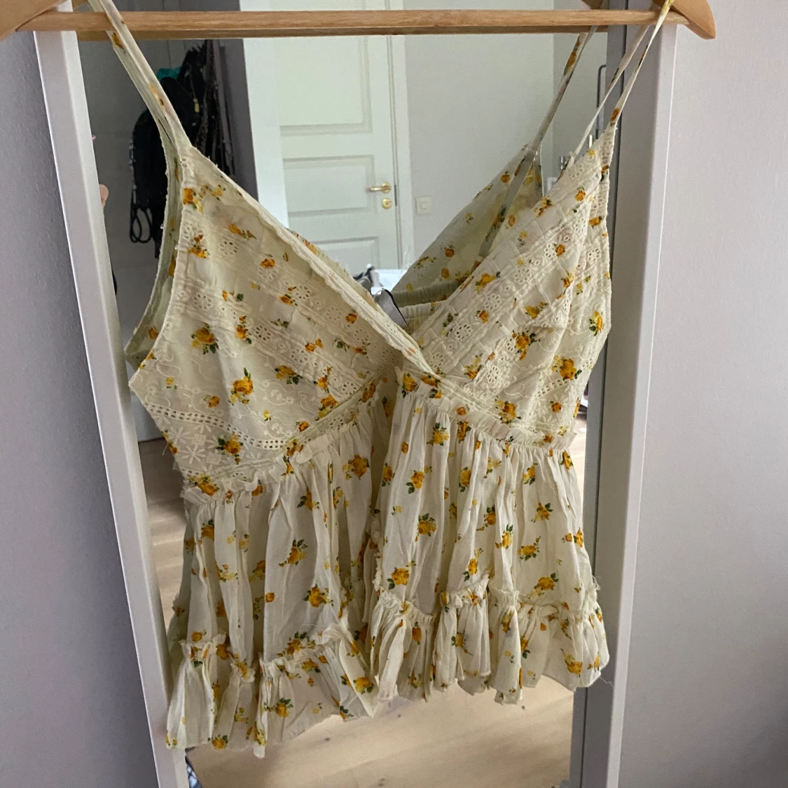 Blommig volangtop med spetsdetaljer