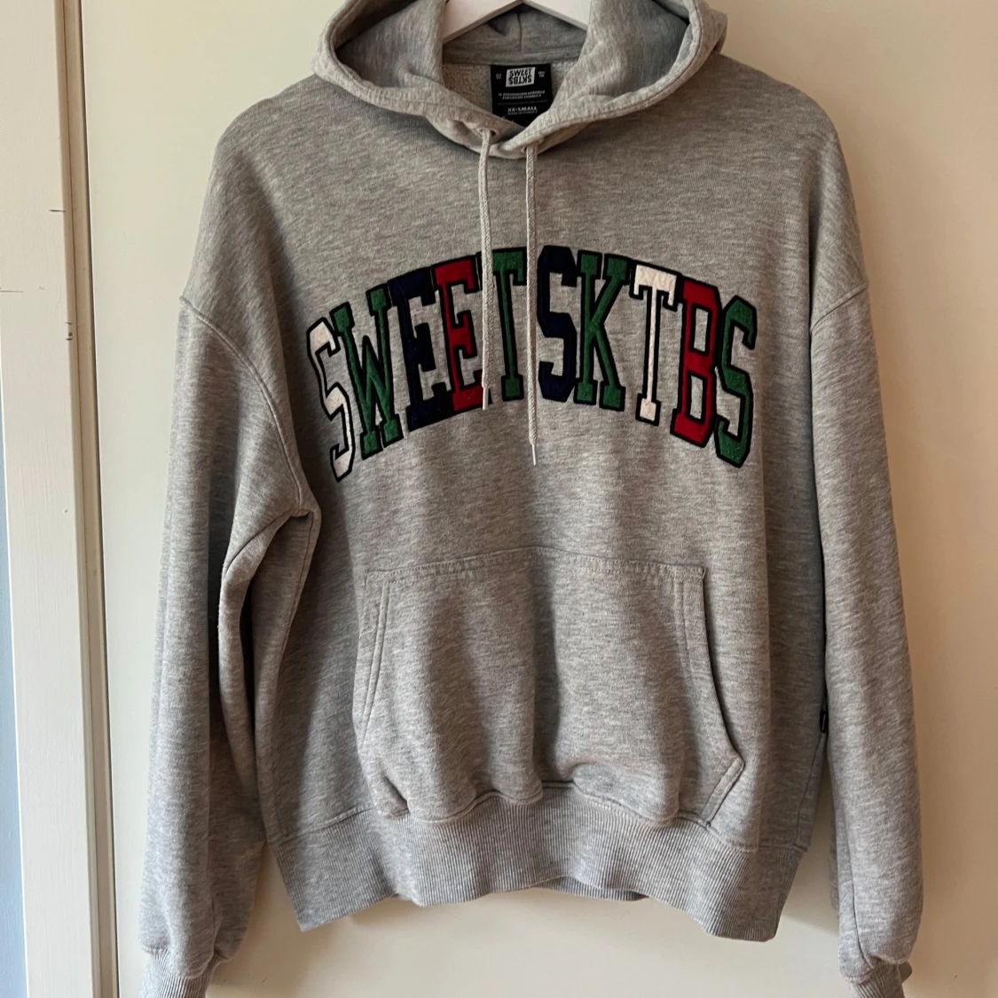 Grå SWEET SKTBS hoodie 
