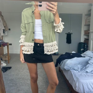 Grön overshirt med virkade detaljer - Selling this Zara tassel green jacket, size S, good condition. Shipping from England takes 10 days to arrive to you, I take swish and Revolut. See my first post for information 🥑