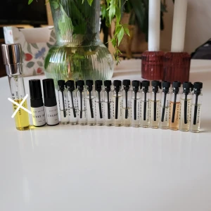 Parfymprover från Essnce & Curiosa - 20 kr/st ✨️🌸OBS🌸✨️ Säljer i set om minst 4 st. Priset om du vill köpa fler än 4 går att förhandla. 220 kr för allt (se separat annons för Very Cherry-parfymen). Skriv vid frågor 🩷
