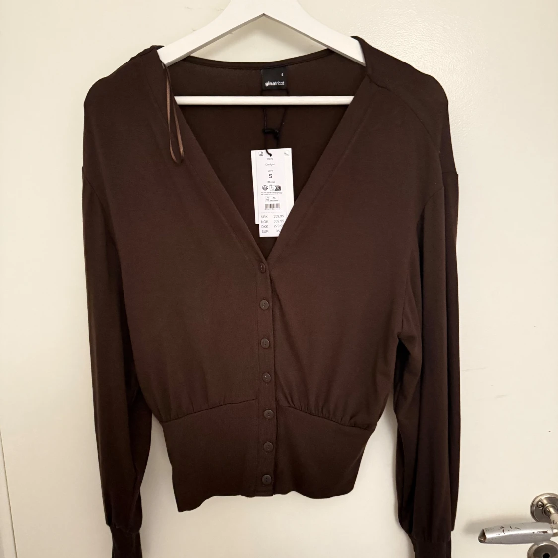 Brun kofta från Gina Tricot med knappar