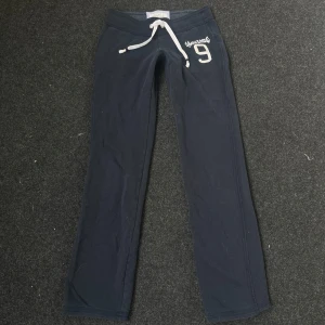 Lowrise Mjukisbyxor - Supersnygga lågmidjade mjukisbyxor💓 De är i bra skick men noppriga annars inga defekter😇 Ca 75cm innerben