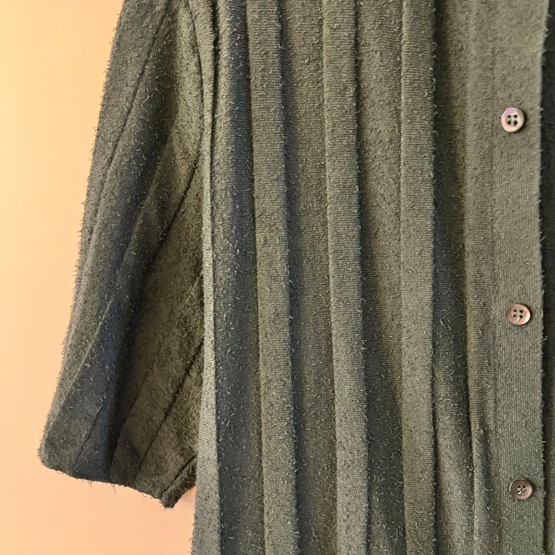 Grå ribbad skjorta från COS - 1