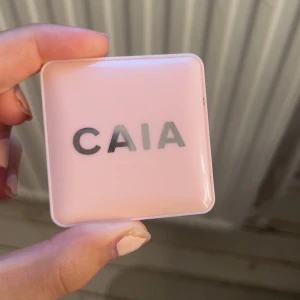 Caia  Glow Blush Pink Lemonade - Caia Glow Blush i färg ’’pink lemonade’’. Använd ett tag men använder inte längre. Pris kan absolut diskuteras. Skriv privat om ni har några frågor o funderingar över produkten eller för fler bilder. Skriv ALLTID privat innan ni köper!💓
