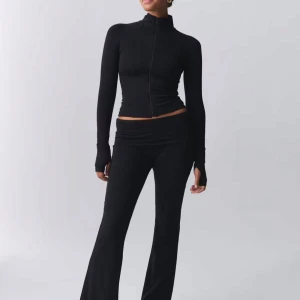 Svarta yogapants - Säljer dessa svarta yogapants från gina då dom inte kommer till användning💕 nästan som nya, har används 1-2 gånger