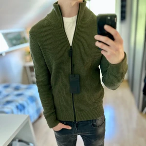 J.lindeberg cardigan NYSKICK - - Mycket fint skick, inga defekter. Storlek M passar dig som är mellan 178-188cm. Nypris ca 3500kr. Modellen är 185 cm, 79 kg. Tags medföljer inte. Skriv för mer information!🤝