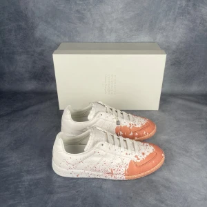 Maison Margiela GATS Blush Paint Splatter  - Skick: 10/10 | Tillbehör: Allt OG | Nypris: +- 8000 SEK 