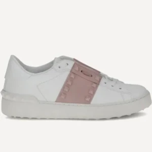 Valentino Rockstud vita sneakers - Nån som har Valentino i guld? Och är intresserad av byte? Har ett par rosa Valentino som kan bytas mot ett par med guldiga nitar. 
