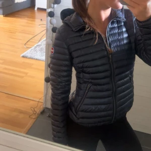 Colmar jacka  - Säljer min jätte snygga colmar jacka för jag tycker den är lite liten för mig och får därför inte så mycket användning för den tyvärr! Vet inte exakt vilken storlek de är men skulle säga 34/XS då den är rätt liten 